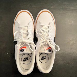 Nike Court Legacy, black and gold trim.